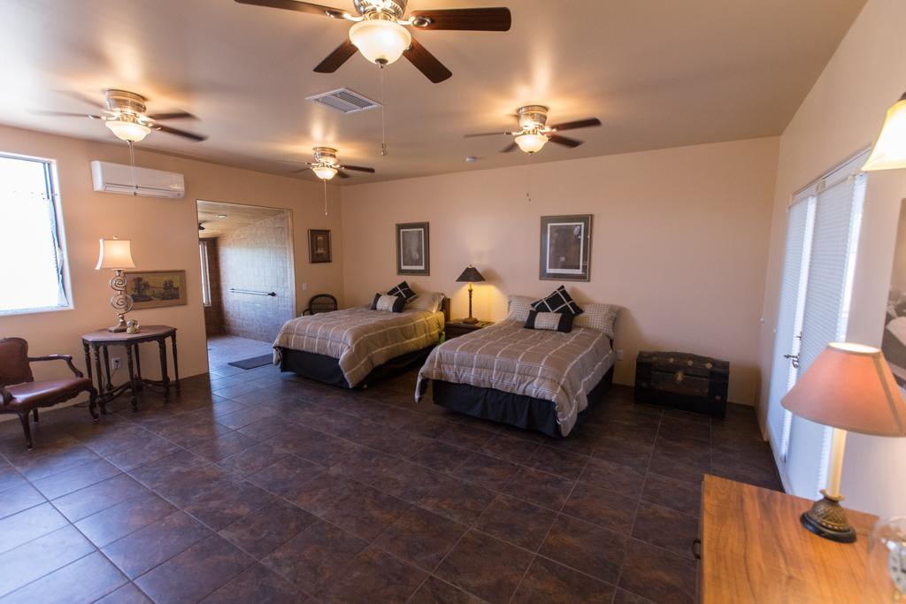 Turtle Back Mesa Bed And Breakfast Indio Room photo